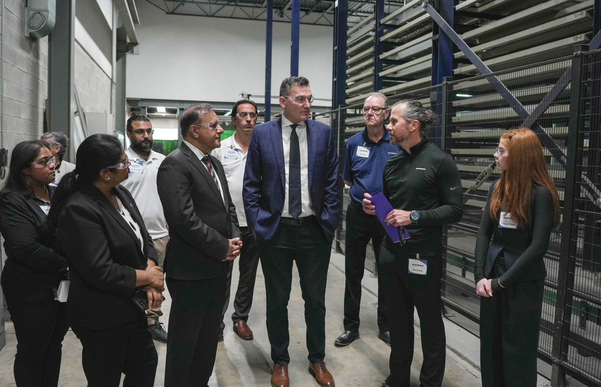 EvanLSolomon's tweet photo. No one can build Canada strong alone.

At Daybar Industries in Brampton, I met with business leaders who understand that Canada's future depends on companies working together.
Through the GTA Regional Tariff Response Initiative, 32 companies, from steel and manufacturing to food production and consumer goods, are joining forces to strengthen supply chains, grow their businesses and create good jobs across southern Ontario.

Three generations of leadership at Daybar show what's possible when Canadian companies invest for the long term.

Our job is to help businesses build, invest, create jobs and keep growing here at home. 

🇨🇦

Personne ne peut bâtir un Canada fort seul.

Chez Daybar Industries, à Brampton, j'ai rencontré des dirigeants d'entreprise qui savent que l'avenir du Canada repose sur la capacité de nos entreprises à travailler ensemble.

Grâce à l'Initiative régionale de réponse aux tarifs douaniers du Grand Toronto, 32 entreprises, œuvrant notamment dans les secteurs de l'acier, de la fabrication, de l'agroalimentaire et des biens de consommation, unissent leurs forces pour renforcer les chaînes d'approvisionnement, faire croître leurs activités et créer de bons emplois partout dans le sud de l'Ontario.

Chez Daybar, trois générations de leadership montrent ce qui est possible quand les entreprises canadiennes investissent à long terme.

Notre rôle est d'aider les entreprises à bâtir, à investir, à créer des emplois et à poursuivre leur croissance ici, chez nous.