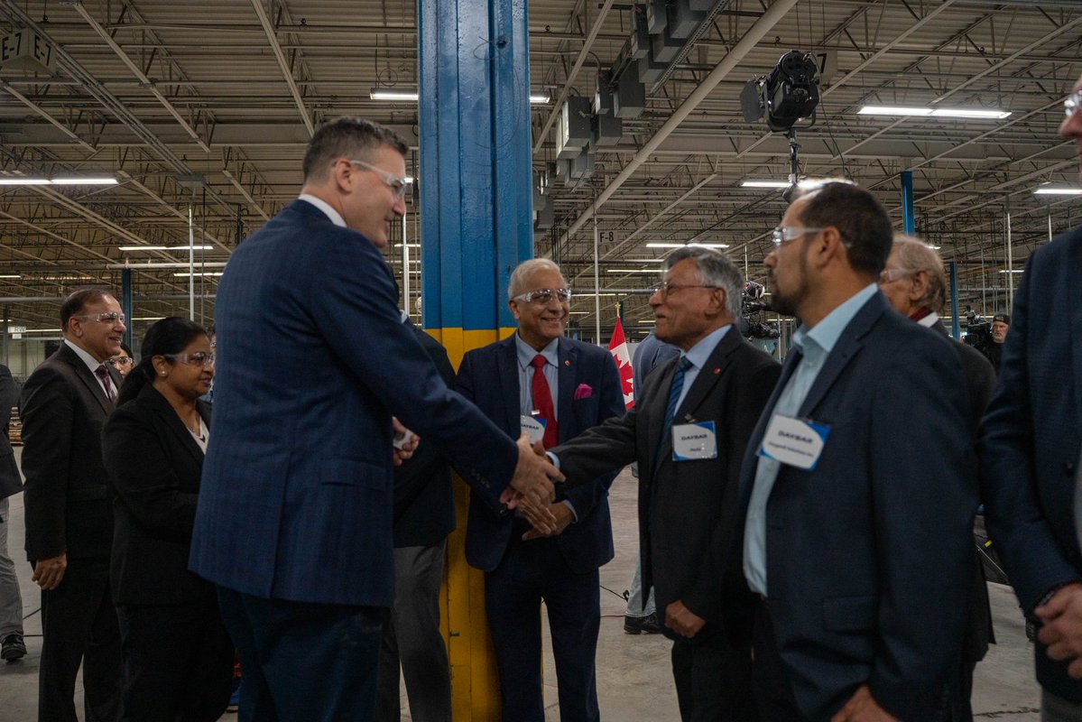 EvanLSolomon's tweet photo. No one can build Canada strong alone.

At Daybar Industries in Brampton, I met with business leaders who understand that Canada's future depends on companies working together.
Through the GTA Regional Tariff Response Initiative, 32 companies, from steel and manufacturing to food production and consumer goods, are joining forces to strengthen supply chains, grow their businesses and create good jobs across southern Ontario.

Three generations of leadership at Daybar show what's possible when Canadian companies invest for the long term.

Our job is to help businesses build, invest, create jobs and keep growing here at home. 

🇨🇦

Personne ne peut bâtir un Canada fort seul.

Chez Daybar Industries, à Brampton, j'ai rencontré des dirigeants d'entreprise qui savent que l'avenir du Canada repose sur la capacité de nos entreprises à travailler ensemble.

Grâce à l'Initiative régionale de réponse aux tarifs douaniers du Grand Toronto, 32 entreprises, œuvrant notamment dans les secteurs de l'acier, de la fabrication, de l'agroalimentaire et des biens de consommation, unissent leurs forces pour renforcer les chaînes d'approvisionnement, faire croître leurs activités et créer de bons emplois partout dans le sud de l'Ontario.

Chez Daybar, trois générations de leadership montrent ce qui est possible quand les entreprises canadiennes investissent à long terme.

Notre rôle est d'aider les entreprises à bâtir, à investir, à créer des emplois et à poursuivre leur croissance ici, chez nous.