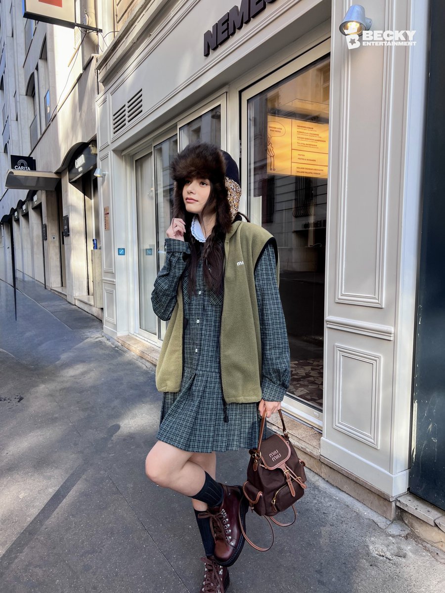 beckyentofc's tweet photo. Dangereusement chic 💅💟

#MiuMiuPFWxBecky #MiuMiuSS27
#beckysangels #BeckyArmstrong 
@MIUMIUofficial https://t.co/oo3AhXFWPo
