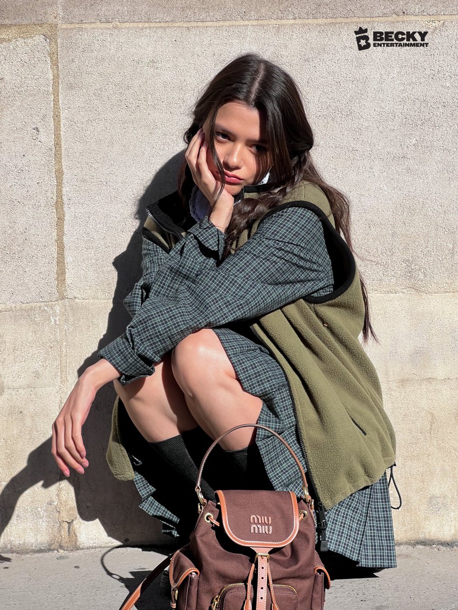 beckyentofc's tweet photo. Dangereusement chic 💅💟

#MiuMiuPFWxBecky #MiuMiuSS27
#beckysangels #BeckyArmstrong 
@MIUMIUofficial https://t.co/oo3AhXFWPo
