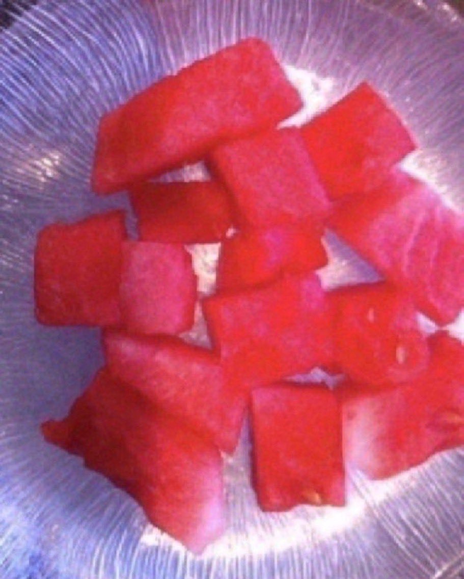 FitClubRicks's tweet photo. Today’s fruit watermelon 2 cups 1”cubes cal 92 carbs 23g fiber 1.2g protein 2g sugar 19g sodium 3mg. https://t.co/JPqF7DNOy4