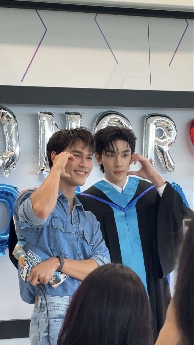 _izxx_'s tweet photo. วันนี้เมะขยันโอบมาก
#Delandshawn
#DelandGraduationDay https://t.co/OLQDbGKtWd