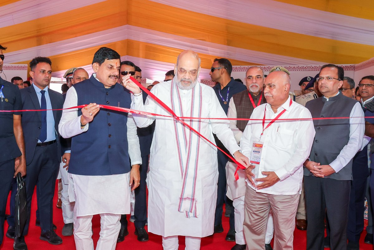 AmitShah's tweet photo. मोदी सरकार में बनी नवीन न्याय संहिताएं त्वरित, पारदर्शी और पीड़ित-केंद्रित न्याय की संकल्पना को साकार कर रही हैं। आज भोपाल में न्याय संहिता पर आयोजित राज्य स्तरीय प्रदर्शनी का उद्घाटन कर उसका अवलोकन किया।

डिजिटल फॉरेंसिक, ई-साक्ष्य और जीरो FIR जैसे प्रावधानों से युक्त ये कानून जांच से लेकर सजा तक की पूरी प्रक्रिया को वैज्ञानिक और समयबद्ध बना रहे हैं, जिससे दोष सिद्धि दर में भी वृद्धि हो रही है।

7 अक्टूबर तक चलने वाली इस प्रदर्शनी को न्याय और पुलिसिंग से जुड़े हर व्यक्ति तथा विद्यार्थी देखने अवश्य आएं।