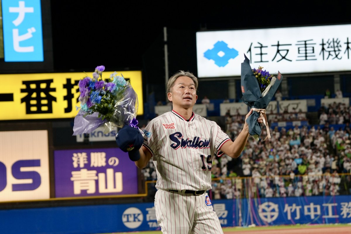 jingu_stadiumpr's tweet photo. セレモニー💐

#石川雅規 投手 #swallows #神宮球場 https://t.co/9kaMA3FLJx