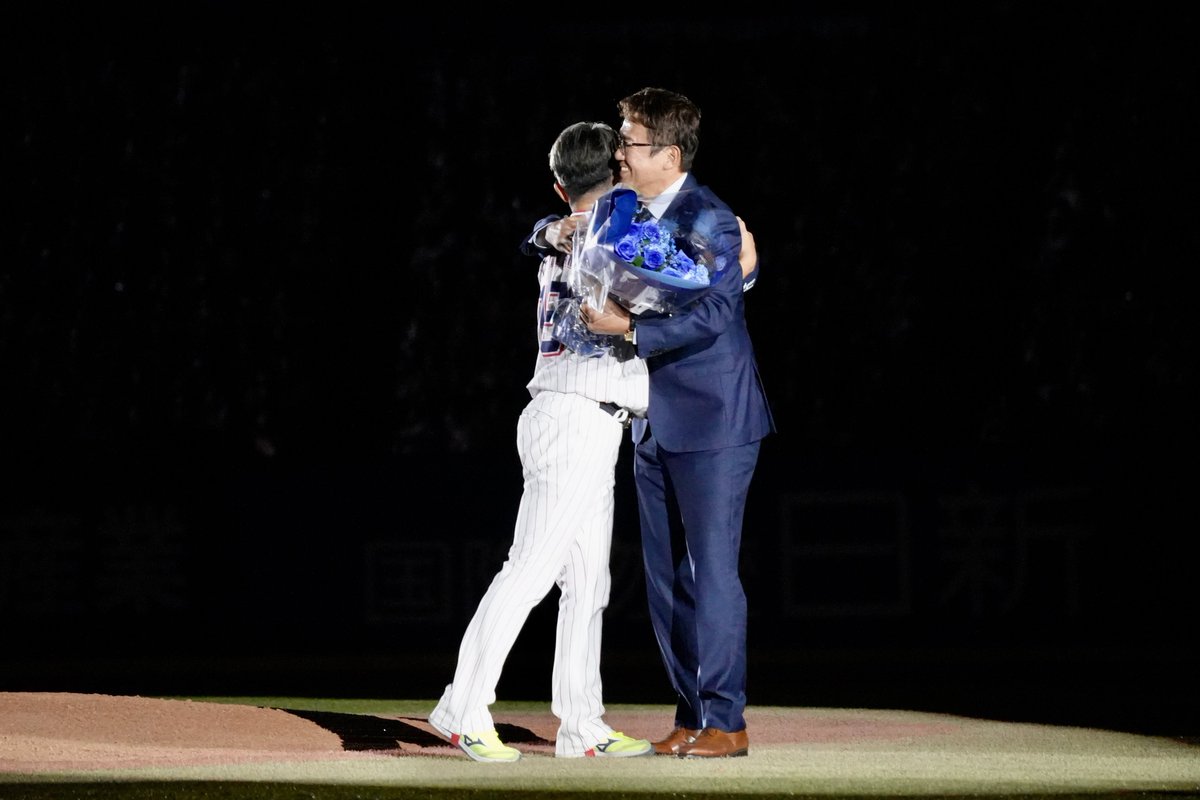 jingu_stadiumpr's tweet photo. セレモニー💐

#石川雅規 投手 #swallows #神宮球場 https://t.co/9kaMA3FLJx