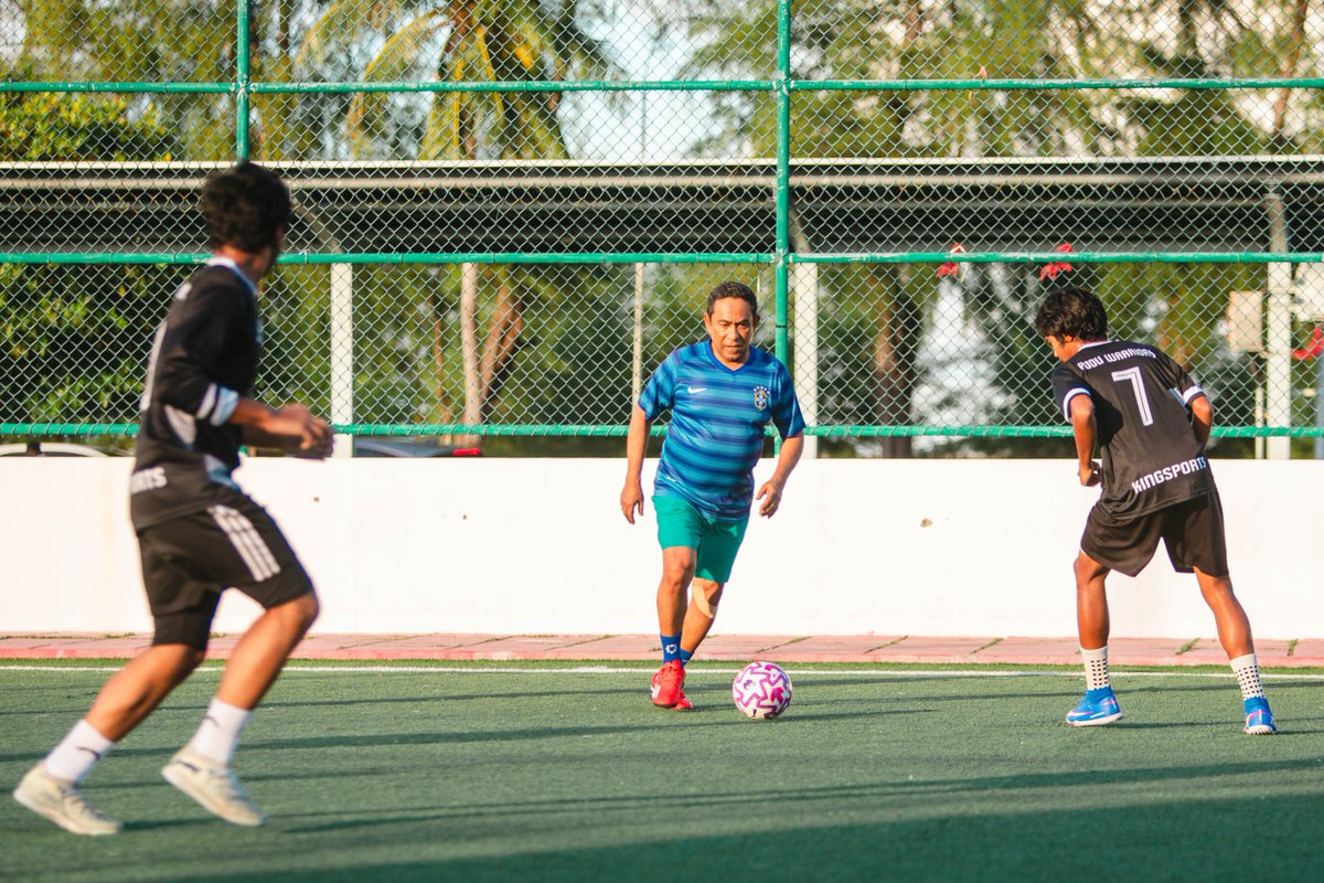PNFront's tweet photo. A relaxed moment of interaction, sportsmanship, and connection with the youth of Addu.
#pnf #NalanalaAddu #pnfmaldives https://t.co/Hi8DKRAdOb