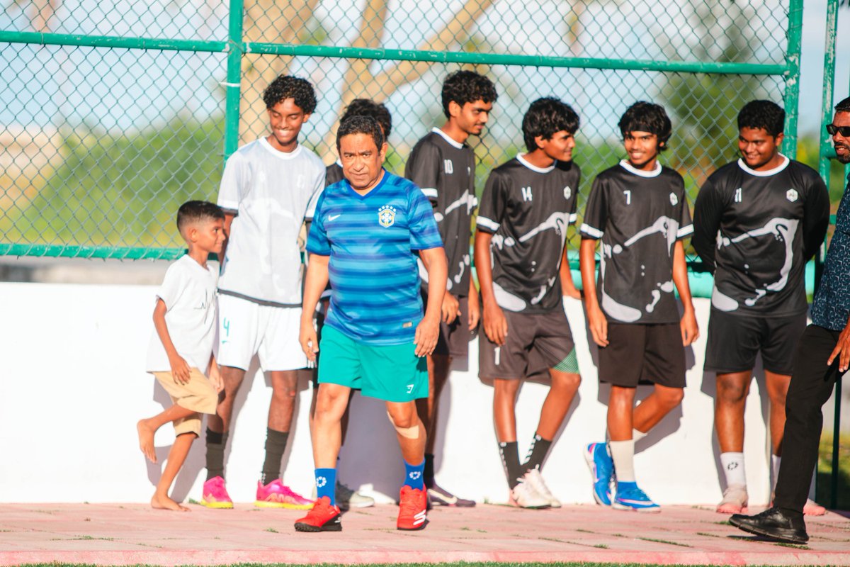 PNFront's tweet photo. A relaxed moment of interaction, sportsmanship, and connection with the youth of Addu.
#pnf #NalanalaAddu #pnfmaldives https://t.co/Hi8DKRAdOb