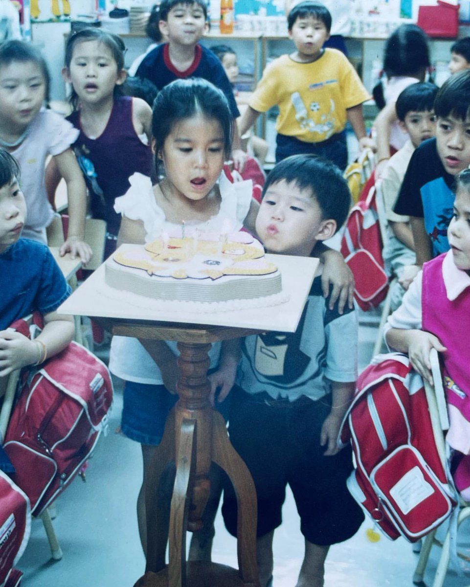 lavieskrit's tweet photo. เจ้เพชรเป็นคนที่ให้น้องพีพีเหมือนพี่พีบอกมากจริงๆเน้อ ตอนเด็กให้น้องขี่หลัง ละอันนี้ถ้าจำไม่ผิดเหมือนจะเปนวันเกิดเจ้เพชรแต่ให้น้องพีมาเป่าเค้กด้วยกัน พอวันงานแต่งงานตัวเองก็ล้อคมงดอกไม้ไว้ให้น้องพี ㅠㅠㅠㅠㅠㅠㅠ https://t.co/rwIVp0Qb3E