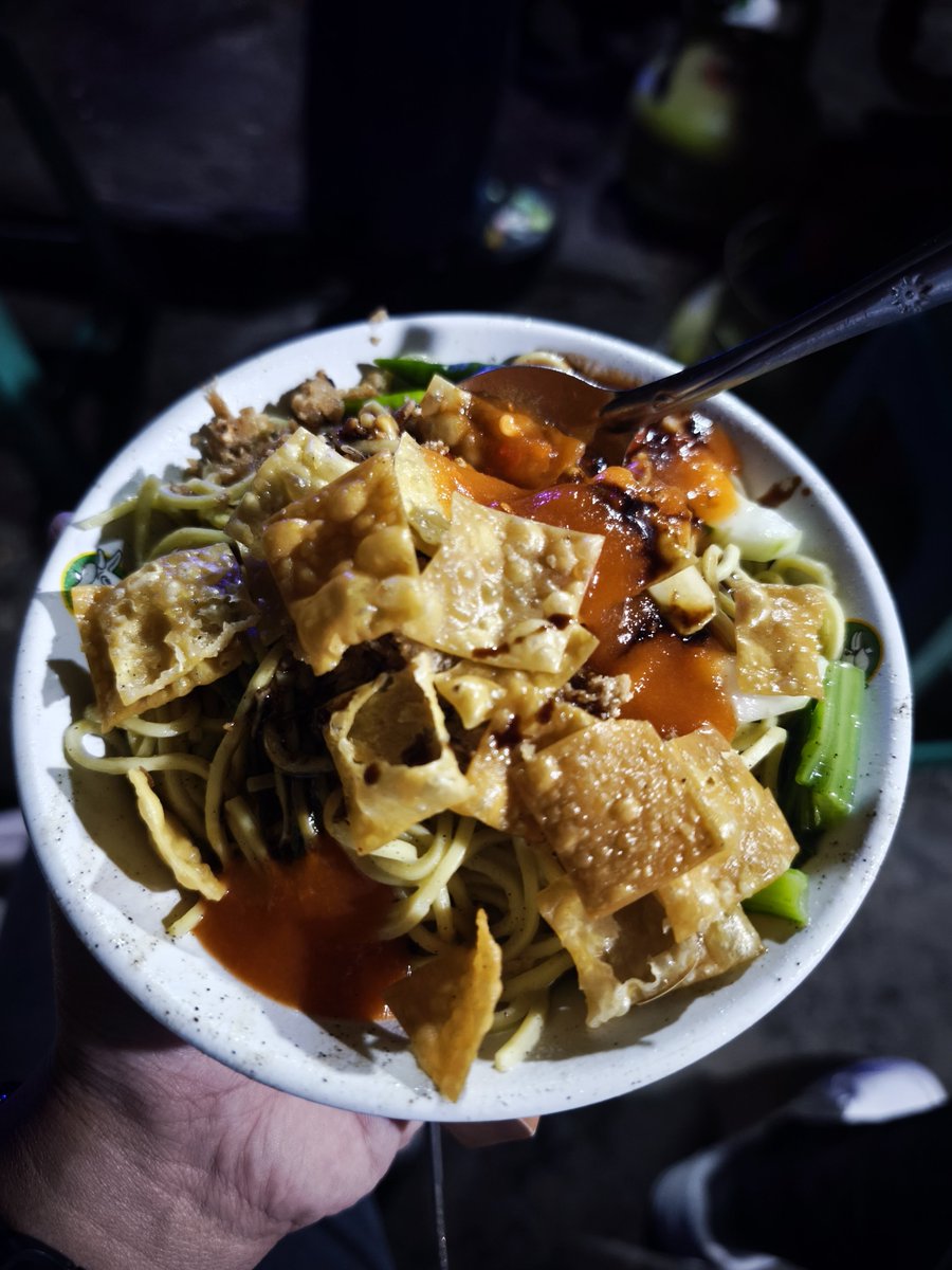 HayDana's tweet photo. Mie pangsit Mumer daerah Junrejo Batu bikin nagih.
Bayangin porsi semangkok full gini cuma 8rb. 
Ada yg pernah coba? Atau Mau coba bareng? Sekali2 mkn bareng yok jgn ngewe bareng Mulu.
Eh... 🤭
#gaymalang #gaysurabaya #gaybatu  #gaysidoarjo #gayjatim  #homomalang #lgbtindonesia https://t.co/HGFEL2pow3