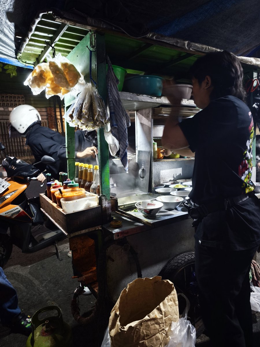 HayDana's tweet photo. Mie pangsit Mumer daerah Junrejo Batu bikin nagih.
Bayangin porsi semangkok full gini cuma 8rb. 
Ada yg pernah coba? Atau Mau coba bareng? Sekali2 mkn bareng yok jgn ngewe bareng Mulu.
Eh... 🤭
#gaymalang #gaysurabaya #gaybatu  #gaysidoarjo #gayjatim  #homomalang #lgbtindonesia https://t.co/HGFEL2pow3