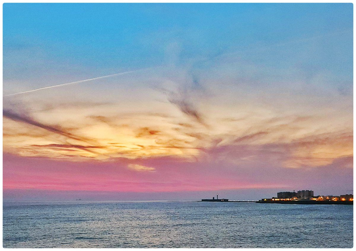 KaliKaloso's tweet photo. Y esta la saqué yo ayer mientras los niños jugaban en el parque #Cádiz #atardecer Para mi el Otoño es Violeta. https://t.co/JTgupMWaGx