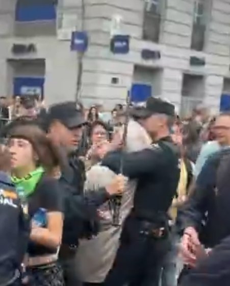 7_aicirtap's tweet photo. Que vergüenza, que asco de sociedad, que asco de @policia https://t.co/exFuePfOUh