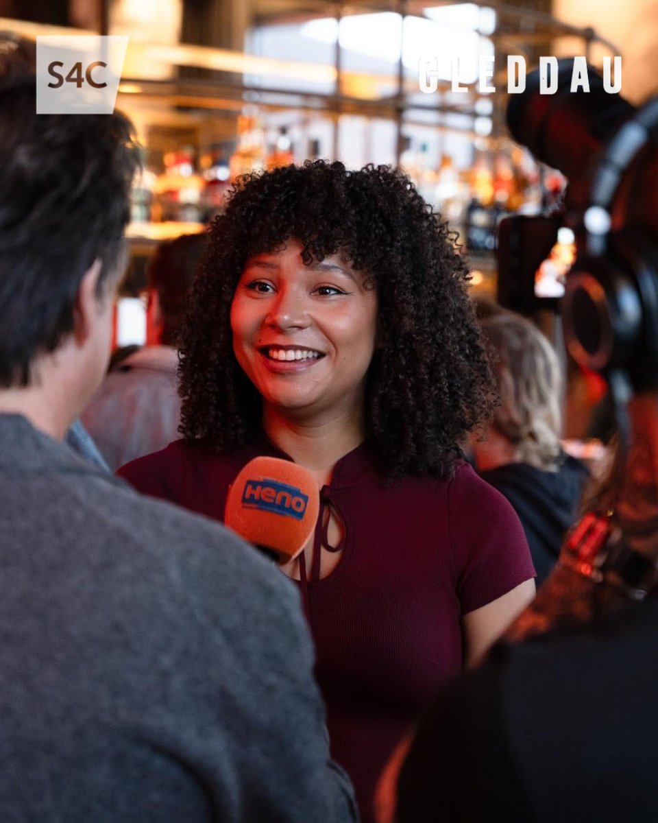 S4C's tweet photo. 📸 Cleddau | Noson i ddathlu ail gyfres y ddrama drosedd.

Cipolwg ar ddangosiad arbennig o gyfres newydd Cleddau yn Everyman Caerdydd, cyn i DI Ffion Lloyd a DS Rick Sheldon ddychwelyd i’r sgrin mewn achos newydd sbon.

Daeth cast a chriw’r gyfres ynghyd, ac i gloi’r noson – sgwrs banel dan arweiniad Llinos Lee, gyda’r awdur Cath Tregenna ymhlith y panelwyr.

🚨 Cleddau - Cyfres 2  
👀 21:00 | Nos Sul 11.10.26  
▶️ S4C Clic a BBC iPlayer

Mae ail gyfres o’r ddrama drosedd Gymreig - Cleddau, yn dychwelyd wrth i DI Ffion Lloyd a DS Rick Sheldon chwilio am lofrudd sy’n boddi menywod yn Afon Cleddau.

Season 2 of the award-winning Welsh crime drama Cleddau returns as DI Ffion Lloyd and DS Rick Sheldon search for a killer who drowns women in the River Cleddau.

#Cleddau #S4C