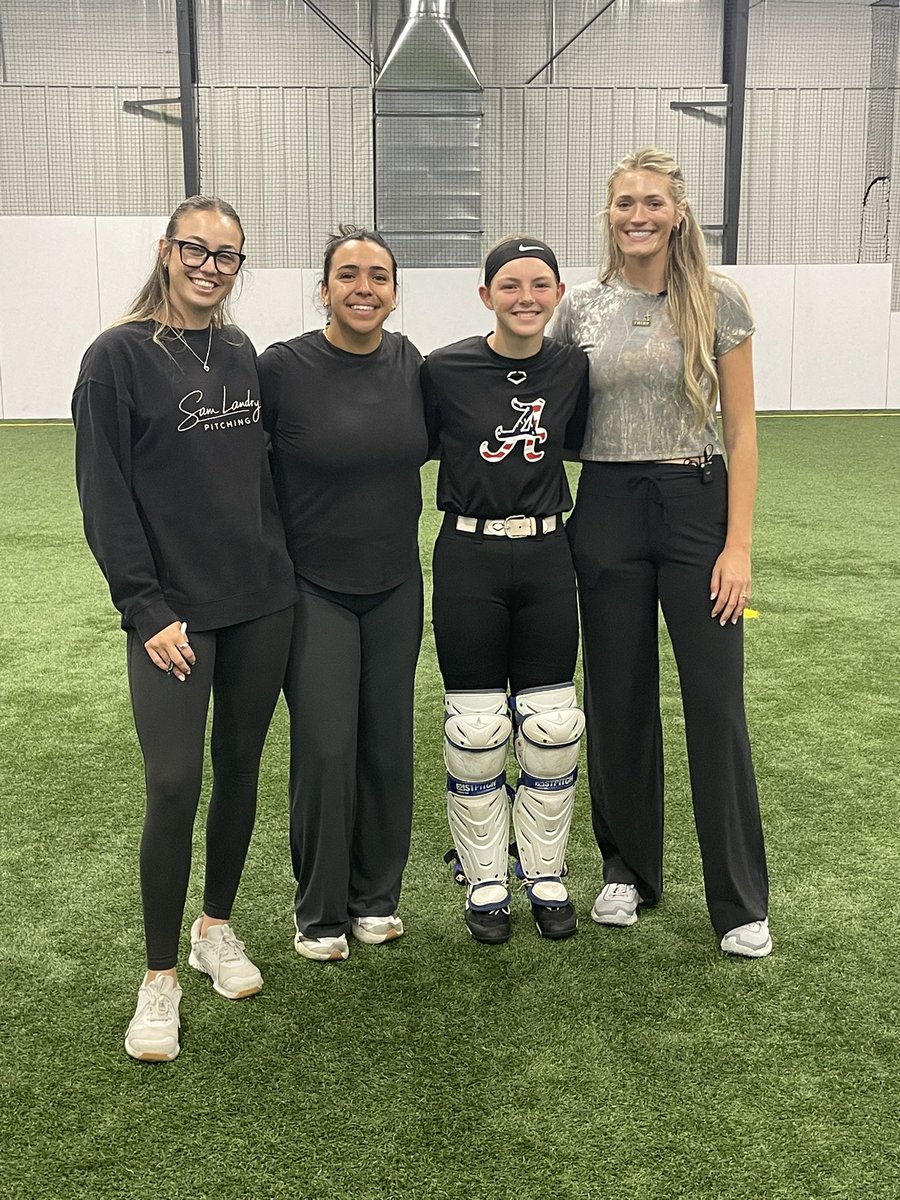 MakWheeler2030's tweet photo. Had an amazing time at the Pitching & Catching Clinic + Retreat! 🥎 

Thank you so much to Montana Fouts, Sharlize Palacios, and Sam Langry for an incredible camp and for sharing so much knowledge with me. I am so grateful I got the opportunity to learn from all of you, grow as a player, and get better behind the plate! 💪💜 You all inspired me and I can’t wait to bring what I learned to my tournament this weekend! #CatcherRetreat #Softball #classof2030 #catching #topgun @MontanaFouts @sharpalacios @sam_landry21