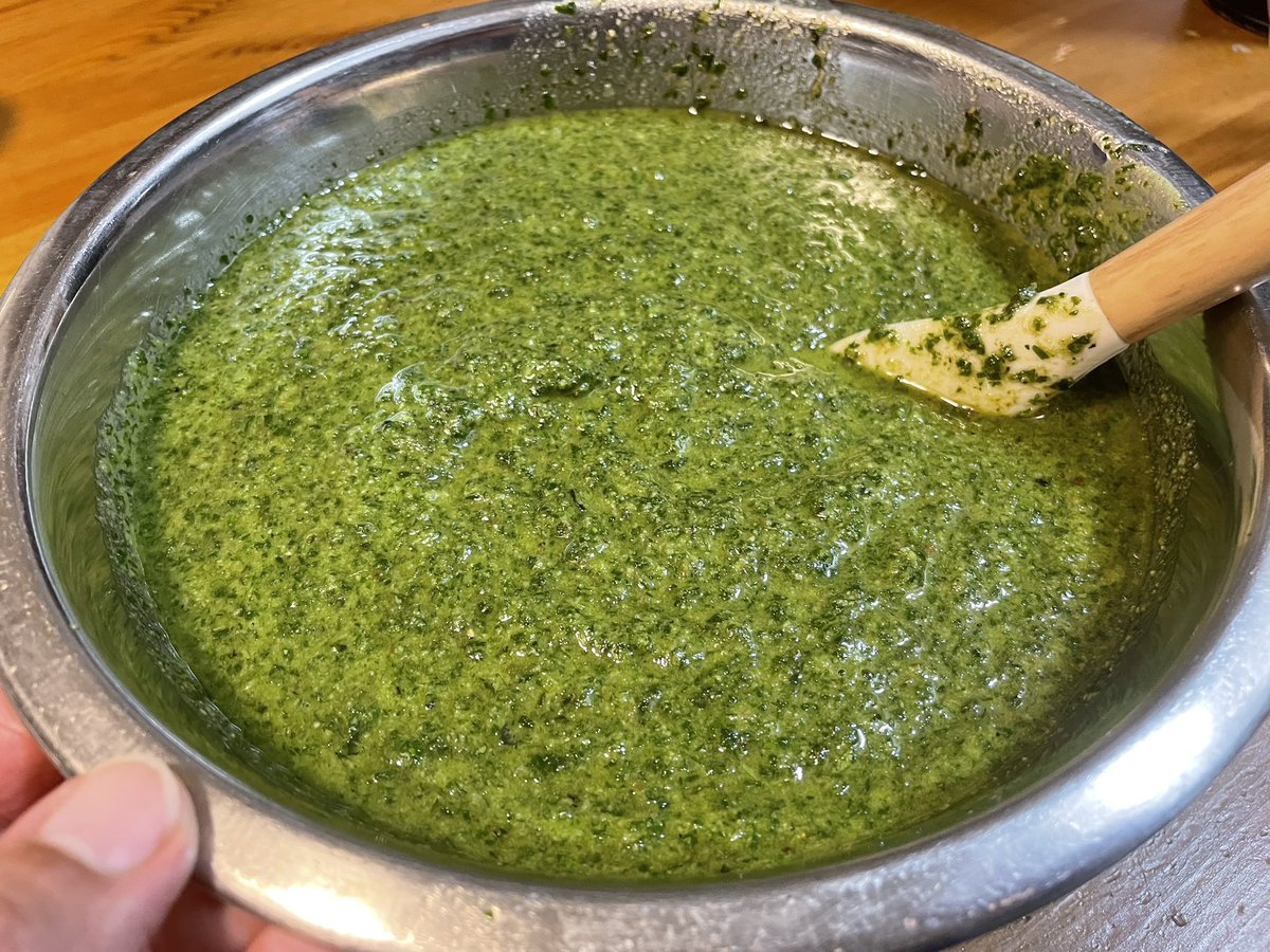 manmarunavi's tweet photo. パスタにしても、じゃがいもと和えても、パンにチーズとのせても最高な みんな大好きなバジルソースを大量に仕込み中。バジルの葉だけで250gちょい。今回はみんなも葉っぱ拭くの手伝ってくれたからだいぶ助かった🌱 https://t.co/MV3f9yG3xg