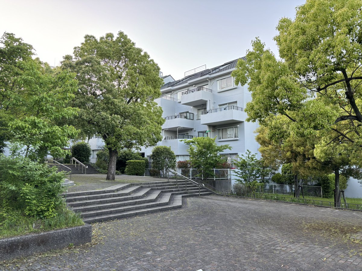 codanwalker's tweet photo. 住宅市場に対して国が介入したいのであれば、やるべきことは変動ローン組んだ人に金を配るのではなく、昔の日本住宅公団のような公的セクターが安価かつ質が高く広い分譲・賃貸住宅を大量供給し、数の力で相場を引下げることです。多摩NTは民間の乱開発を止めるため意図的に過剰供給を行いました。 https://t.co/sp0cSXdDIm