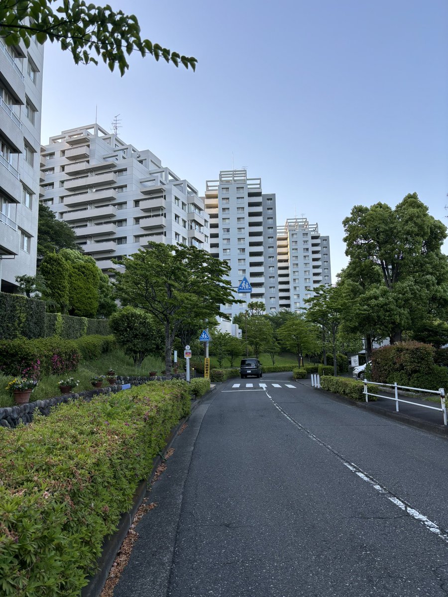 codanwalker's tweet photo. 住宅市場に対して国が介入したいのであれば、やるべきことは変動ローン組んだ人に金を配るのではなく、昔の日本住宅公団のような公的セクターが安価かつ質が高く広い分譲・賃貸住宅を大量供給し、数の力で相場を引下げることです。多摩NTは民間の乱開発を止めるため意図的に過剰供給を行いました。 https://t.co/sp0cSXdDIm