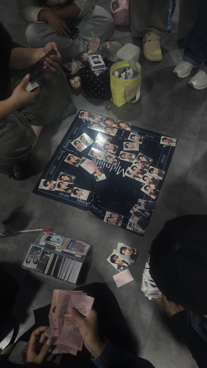 6umop's tweet photo. แล้วไปแซวร้านนี้มา บอกว่าเหมือ���วงไพ่มาก เจ้าของร้านบอกวงป๊อกเด้ง55555555
#GMMTVFANIVAL2026HappyFamily https://t.co/ot7y9uiZ8p