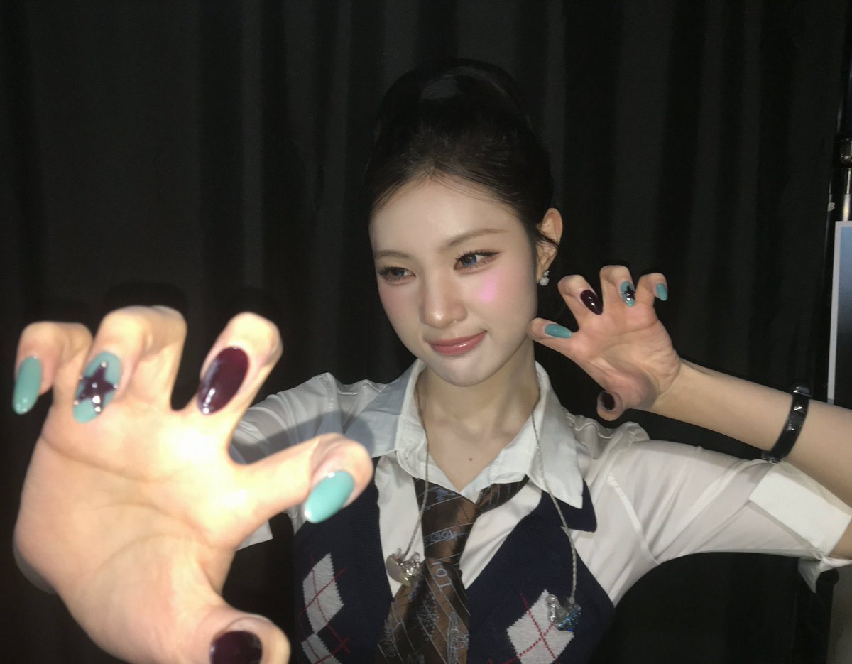 juueune's tweet photo. i have sharp claws, yes this is a warning (!!!) https://t.co/e5hblEw7Q5