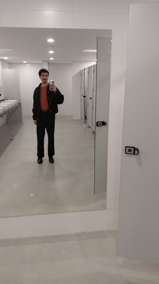 ImAFckingSagita's tweet photo. Inventei de usar essa porrah 8h porque neh, beleleeeeerrrima mas n consigo mais andar e minha panturrilha foi c deus 😭 https://t.co/cgkMJES4up