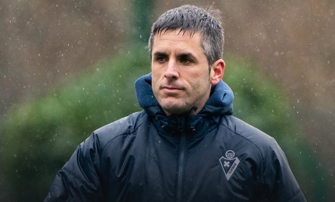 AmaroJonay's tweet photo. 2016: Comienza siendo técnico del Cadete armero.

2019: Juvenil.

2021: filial.

2024: Va al Bilbao Athletic: campeón y ascenso.

2026: vuelve a Ipurua para entrenar al primer equipo.

Octubre: 7 victorias consecutivas en Segunda. LÍDERES

JOKIN ARANBARRI, AMOR POR EL SD EIBAR. https://t.co/BsD5k1Gfb2