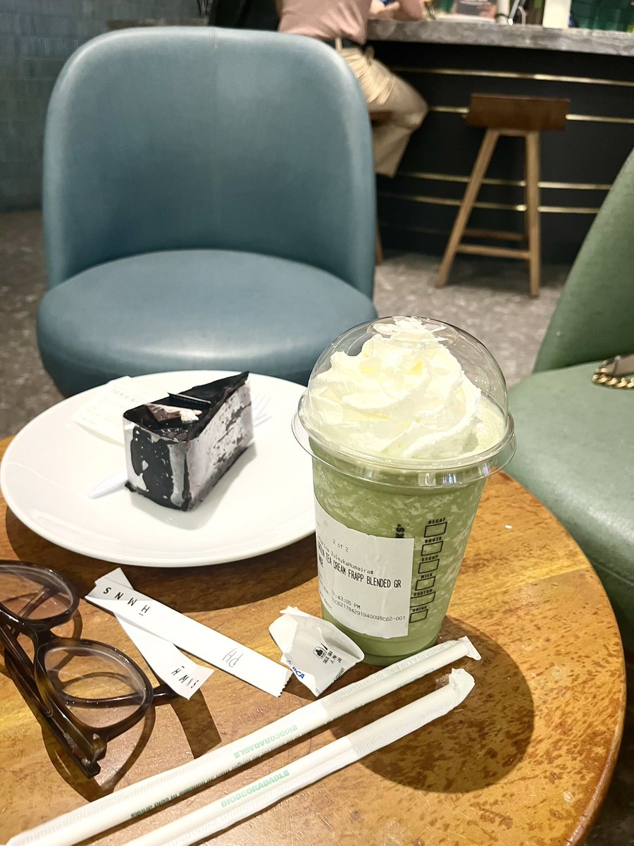 LLLANSSU's tweet photo. Malming! Forget your sign, tell me what your favorite drink from Starbucks is. https://t.co/qht1lcXRso