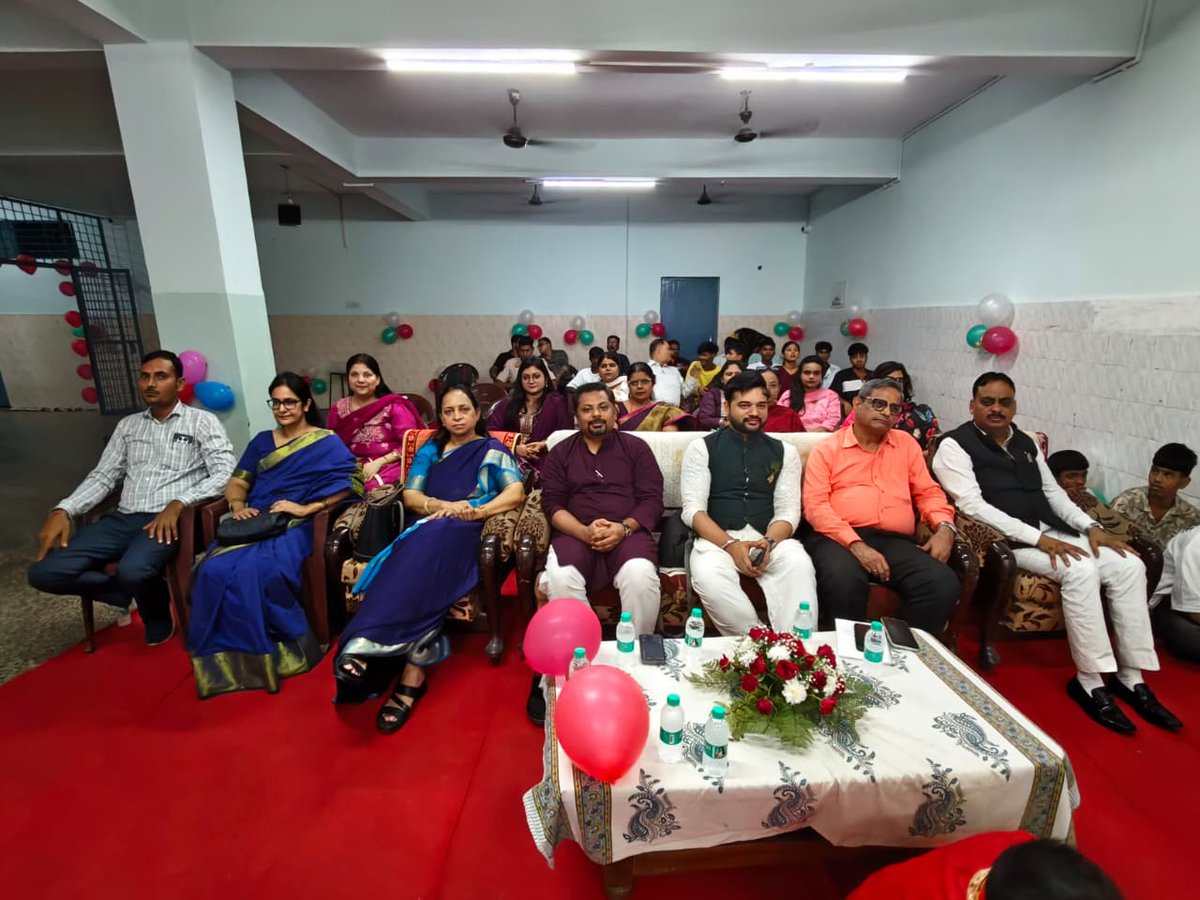 DCPCR's tweet photo. DCPCR, led by Hon’ble Chairperson @opvyas11  along with Hon’ble Members Ms. Swati Gupta, Shri Rahul Gautam and @KundanKanskar , visited a CCI in coordination with CWC-7.

The Commission appreciated the children’s performances and reviewed their food and facilities.
@CMODelhi https://t.co/y08iOU3dSP