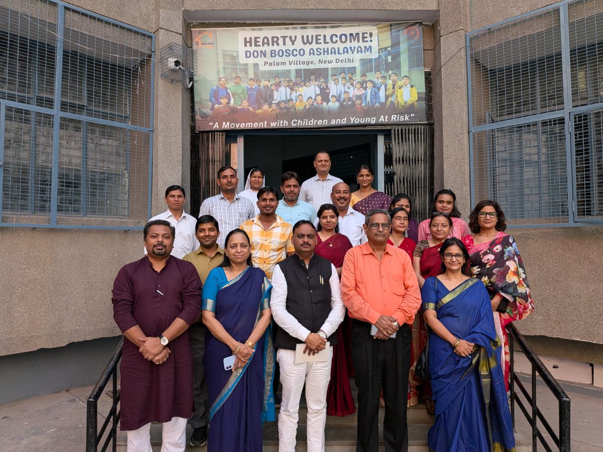 DCPCR's tweet photo. DCPCR, led by Hon’ble Chairperson @opvyas11  along with Hon’ble Members Ms. Swati Gupta, Shri Rahul Gautam and @KundanKanskar , visited a CCI in coordination with CWC-7.

The Commission appreciated the children’s performances and reviewed their food and facilities.
@CMODelhi https://t.co/y08iOU3dSP