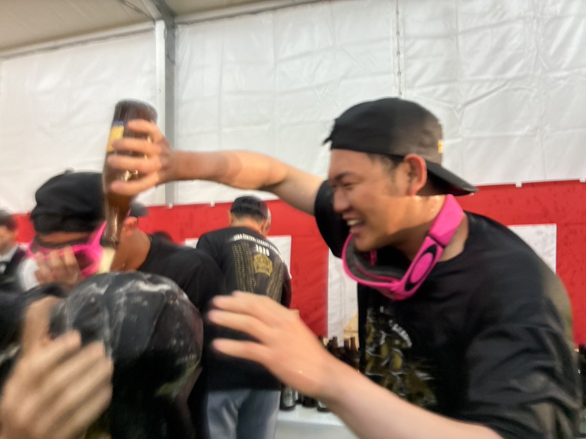 TigersDreamlink's tweet photo. ファンの皆様、#連覇 おめでとうございます！
今年も公式SNSで選手の歓喜の様子をお届けします！

吼える HIYU MOTOYAMA！
大騒ぎのビールかけ！①

#虎VV2026
#阪神タイガース
#熱覇
#連覇 https://t.co/UESYpqpBlB