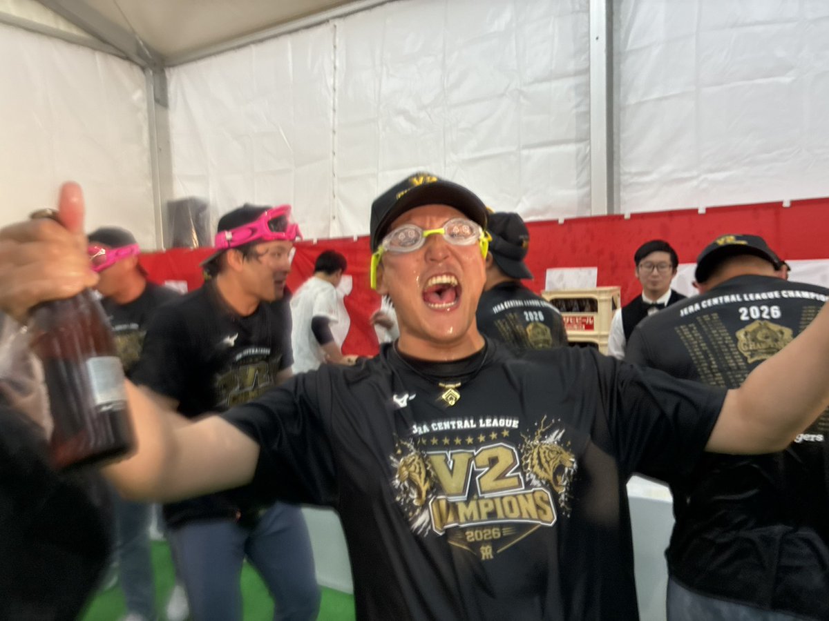 TigersDreamlink's tweet photo. ファンの皆様、#連覇 おめでとうございます！
今年も公式SNSで選手の歓喜の様子をお届けします！

吼える HIYU MOTOYAMA！
大騒ぎのビールかけ！①

#虎VV2026
#阪神タイガース
#熱覇
#連覇 https://t.co/UESYpqpBlB
