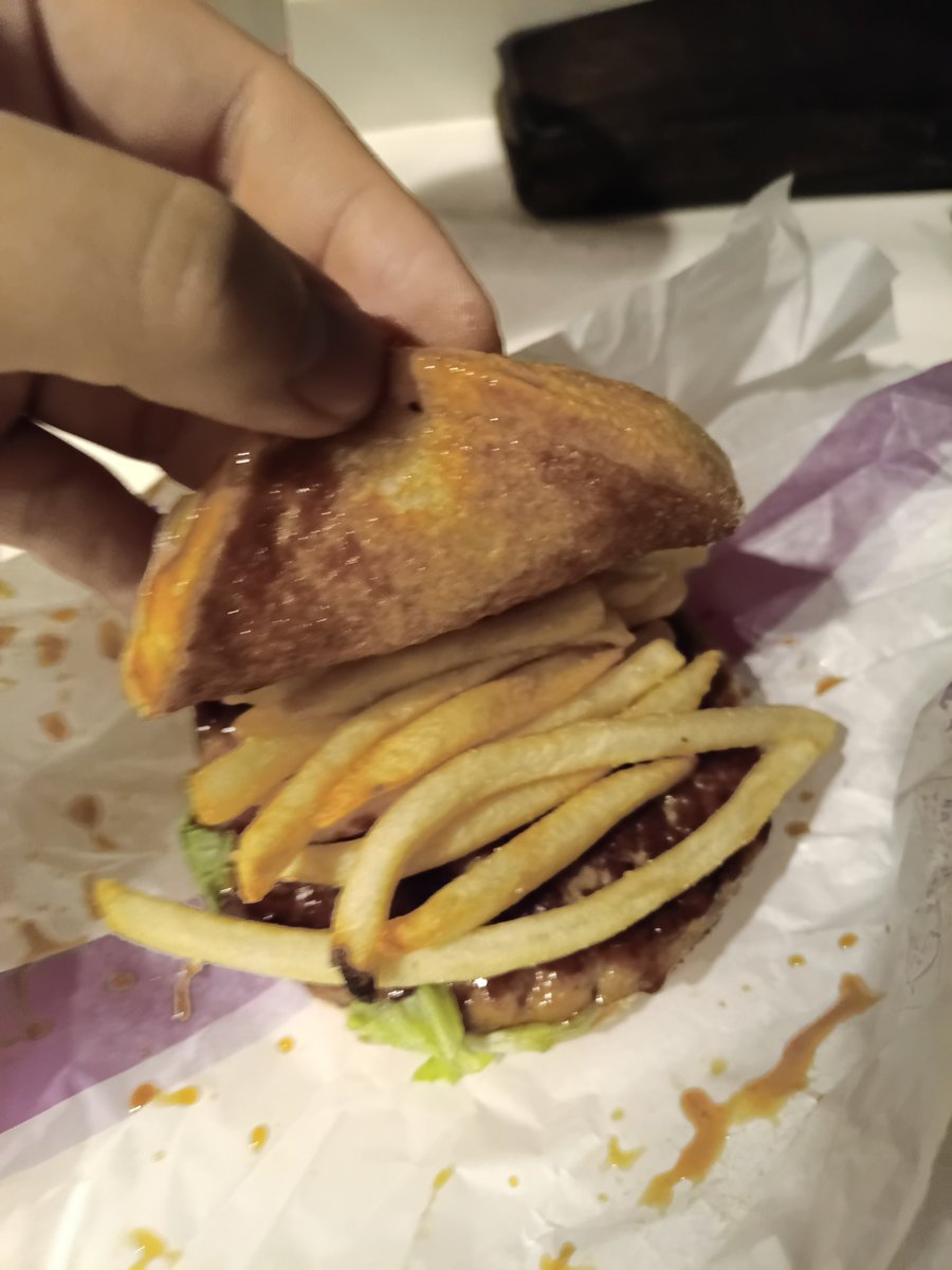 610PS250's tweet photo. てりやきマクドバーガーには
やさい(芋)を挟みます。
その方がおいしいので https://t.co/4cjkpKukFE