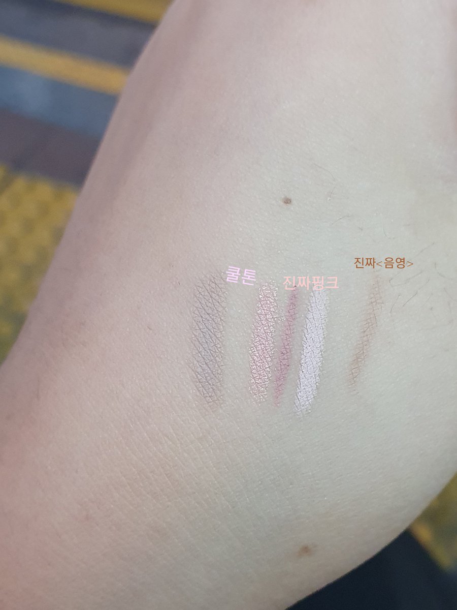 coduck00's tweet photo. 버정에서 컬러그램깡 예전에 쿨톤 샀었는데 용기 리뉴얼되고 색 너무 예뻐서 진짜핑크 샀어요 확실히 전에는 음영넣기 힘들어서 손이 잘 안갔는데 이번에 산거는 자주 쓸거같아요
리뉴얼해준 컬러그램 최고👍👍👍 https://t.co/YBDvW2WGP7