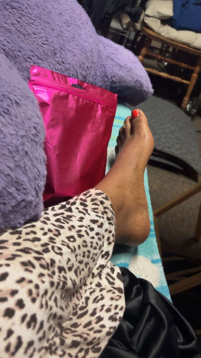 kacytoeszz's tweet photo. I know you love my red toes🤭
#ebony #toes #pedicure #feet #cumtrib https://t.co/ZBt0288Pn6