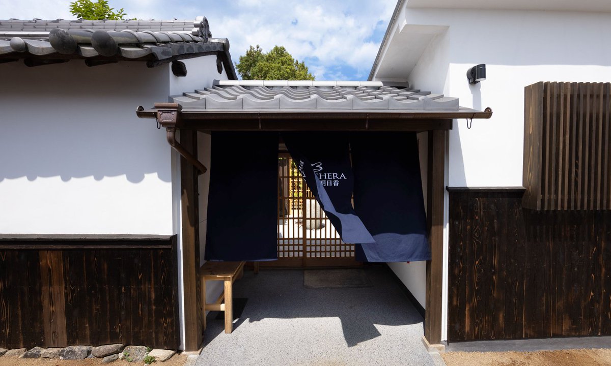 DestinaHotels's tweet photo. 2026年7月に世界遺産に登録された明日香村。そのど真ん中にある宿が、「ブランシエラ ヴィラ 明日香」

教科書にも出てくる有名な仏像がある飛鳥寺の真隣にあり、明治時代の古民家を丸ごと借りられる、2部屋だけの小さな宿。　

バスでも行けるが、おすすめは奈良からのドライブ！1時間ほどでつく。 https://t.co/QbkQjo4oaS