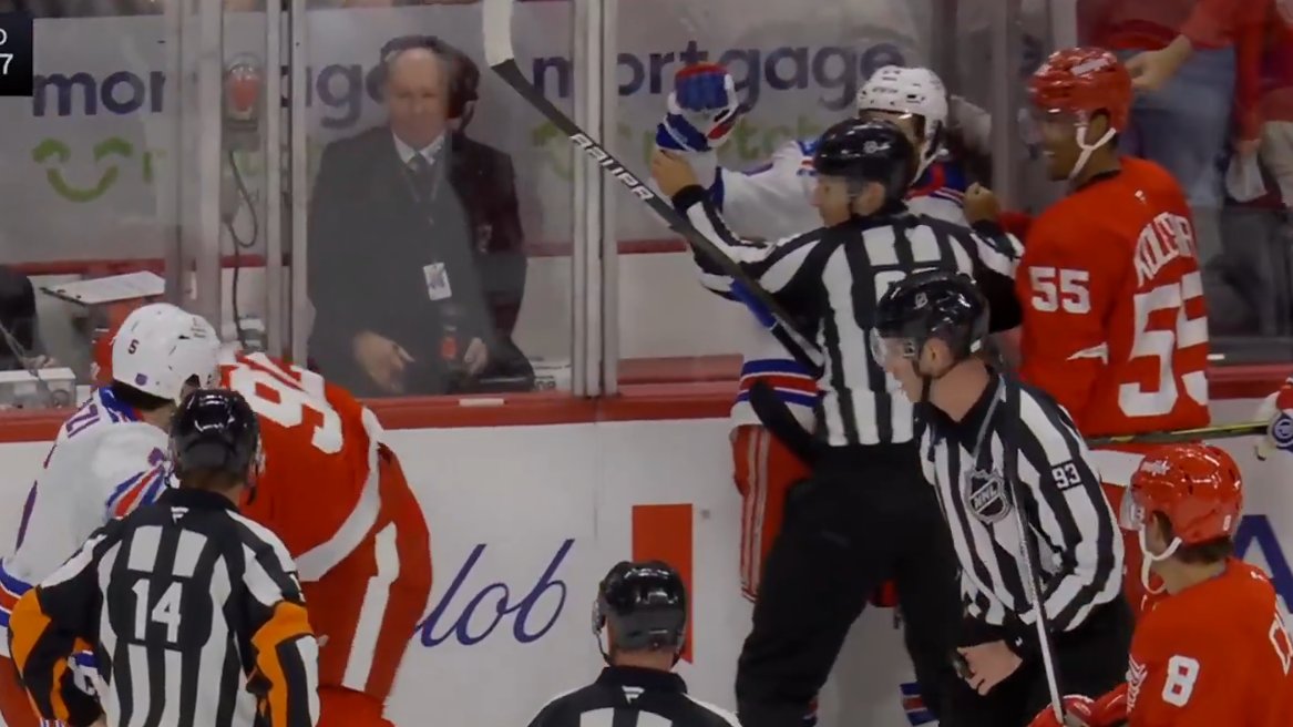 The_Mexinadian's tweet photo. Kolesar smiling the moment he seen kasper drop the gloves is amazing. https://t.co/5iA5QiC7NB