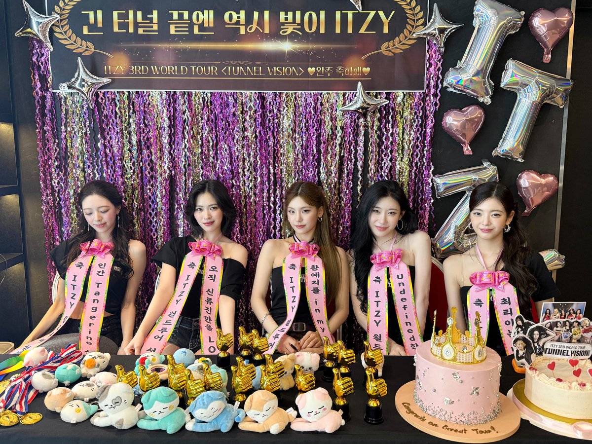 ITZYofficial's tweet photo. ITZY 3RD WORLD TOUR <TUNNEL VISION> in #SINGAPORE

The final show of <TUNNEL VISION> was STEADY LAH!💖 
Every moment with MIDZY was so happy🏍️✨

긴 터널의 끝까지 함께 달려준 믿지! 너무 고마워요 🫶🏻
이 모든 여정을 잘 마무리할 수 있었던 건 믿지 덕분입니다🙌

#ITZY #MIDZY @ITZYofficial
#ITZY_TUNNELVISION
#ITZY_TNVS
#ITZY_WORLD_TOUR
#ITZY_in_SINGAPORE