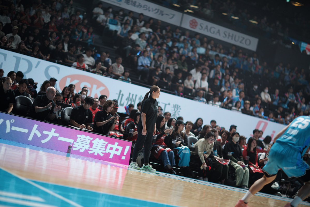 dabu_dori's tweet photo. 佐賀バルーンナーズ
vs
三遠ネオフェニックス

#三遠ネオフェニックス 
@NEO_PHOENIX 

綾部舞アシスタントコーチ会見🎙️🏀

宮本　お疲れ様です。勝利おめでとうございます。今日は緊急事態と言えるシチュエーションだったと思います。スカウティングは終わっていたと思いますが、当日のアプローチがだいぶ変わったと思うんですね。綾部さんの中でなにに一番重点を置いて選手たちにプランを伝え、試合を進めたのかを伺いたいです。
綾部　まず私たちのバスケットボールは、誰がいても誰がいなくても変わらないということ。ヘッドコーチがいなくてもやっているバスケットボールのシステムだったり、原理原則、スタンダードは変わりません。それをみんなで徹底できたと思っています。おっしゃる通り準備はしてきていたので、それをどう伝えるか。どうやるか。そこはアシスタントコーチとヘッドコーチでは違うと思うので、ヘッドコーチとして選手がやるべきバスケットボールを体現できるようにどう伝えるのか。そこは意識しました。他のアシスタントコーチ陣の力も借りながら、しっかり準備できたと思います。
宮本　ヘッドコーチとアシスタントコーチは景色が全然違うと思うんですね。タイムアウトを取るか取らないかも結構難しかったと思います。それこそ1Qの途中でありましたよね。
綾部　はい、そうですね(笑)。
宮本　ただあそこは津屋選手がスリーを決めてくれて流れを三遠に傾けてくれた。その判断が良かったか悪かったは正直結果に左右されるのでわからないですけど、今日の津屋選手のスリーポイントは6分の4だった。ここだけ切り取っても、かなりゲームの流れに大きな影響を与えてくれたと思います。彼の今日のプレーはどう評価されますか？
綾部　そうですね。スリーポイントをしっかりと決めてくれる仕事人だと思っています。あとはディフェンス面でも外国籍選手をしっかりと押さえてくれると思っています。今シーズンはベテランやこれまでメインでプレーしていた選手が抜けた中で、本当に声を出してリーダーシップを発揮しています。佐々木とともにチームを引っ張ってくれている存在だと思っています。あとは私たちのシステムや文化をよく理解してくれている選手なので、そういった姿勢を見せてくれるところ。プレー以外のところでも大きな存在だと思っています。
宮本　ありがとうございます。最後に交代について伺いたくて、最初に3枚同時に交代しましたよね。メンバーのマネジメントは大野さんがやっていることを意識したのか、自分の感覚を重視されたのか。ベンチワークの意識はどういう感じでしたか？
綾部　そうですね。プレータイムは三遠として意識しているところです。そこはアシスタントコーチの大村さんと相談しながら決めていました。大体の想定はあるんですけど、ファウルトラブルだったり、ゲーム状況での変化はありました。その中で、大野さんがやるような形での交代はできていたのかなと思います。テレンスがファウルトラブルになったりもしたんですけど、それ以外はある程度想定通りに進められたと感じています。