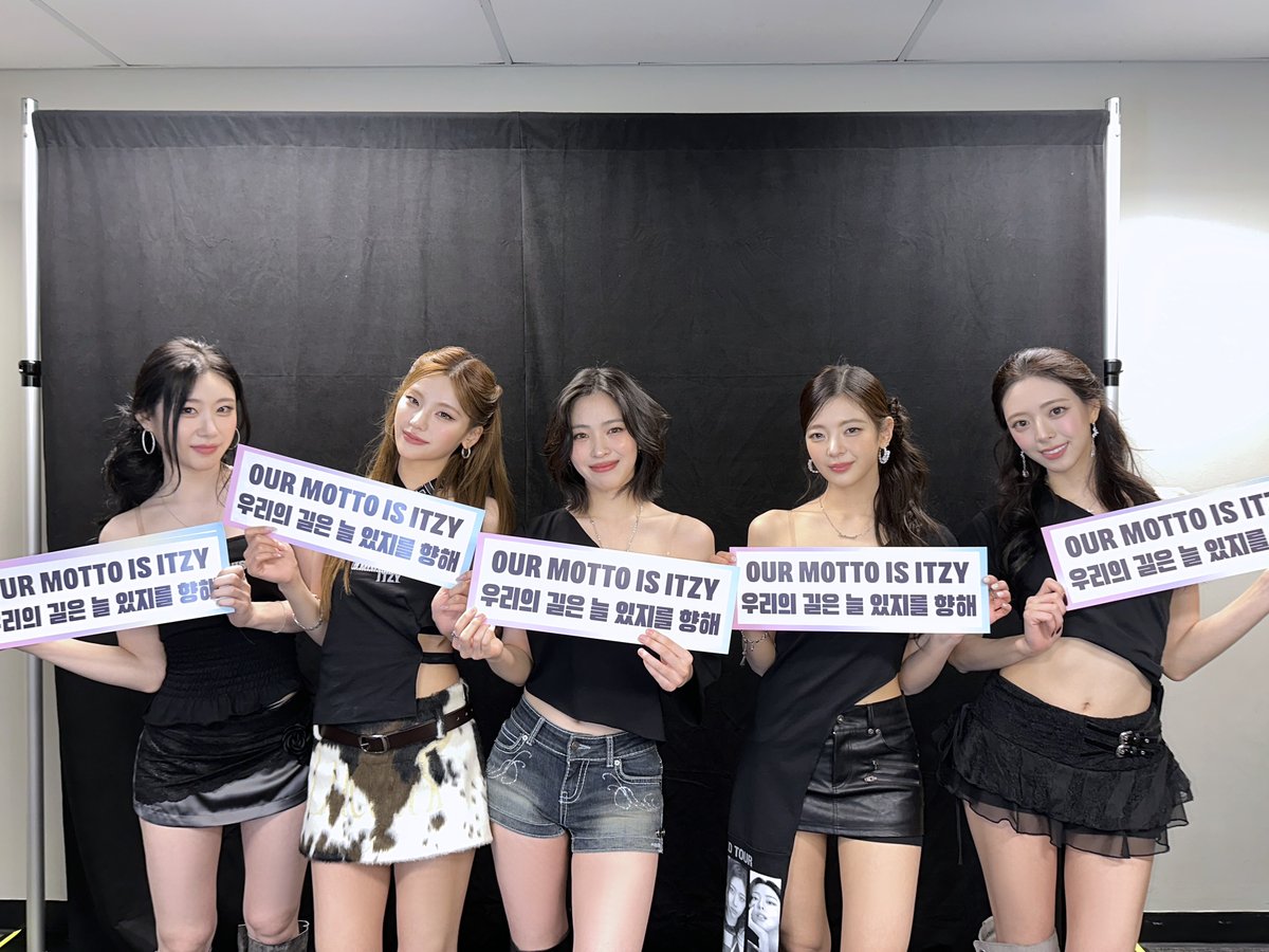 ITZYofficial's tweet photo. ITZY 3RD WORLD TOUR <TUNNEL VISION> in #SINGAPORE

The final show of <TUNNEL VISION> was STEADY LAH!💖 
Every moment with MIDZY was so happy🏍️✨

긴 터널의 끝까지 함께 달려준 믿지! 너무 고마워요 🫶🏻
이 모든 여정을 잘 마무리할 수 있었던 건 믿지 덕분입니다🙌

#ITZY #MIDZY @ITZYofficial
#ITZY_TUNNELVISION
#ITZY_TNVS
#ITZY_WORLD_TOUR
#ITZY_in_SINGAPORE