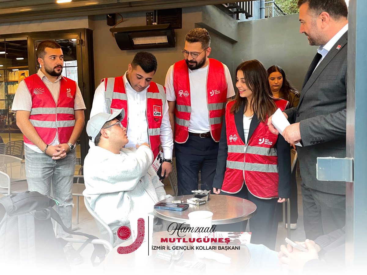 hamzamutlugunes's tweet photo. CHP İzmir Gençlik Kolları olarak, Gençlik Kolları Genel Başkanımız Berfin Karan ve MYK üyelerimizle birlikte sahadaydık.

Dokuz Eylül Üniversitesi Dokuzçeşmeler Kampüsü karşısında açtığımız standımızda üye çalışmamızı sürdürdük. Üniversiteli ve emekçi genç arkadaşlarımızla buluştuk; broşürlerimizi dağıttık, yurt, geçim ve eğitim hayatına ilişkin sorunlarını dinledik, genç arkadaşlarımızı parti binalarımıza davet ettik.

CHP Gençliği sahada!
CHP Gençliği kampüste!
Gençlerin sorunlarını biliyoruz, çözüm için yan yanayız!