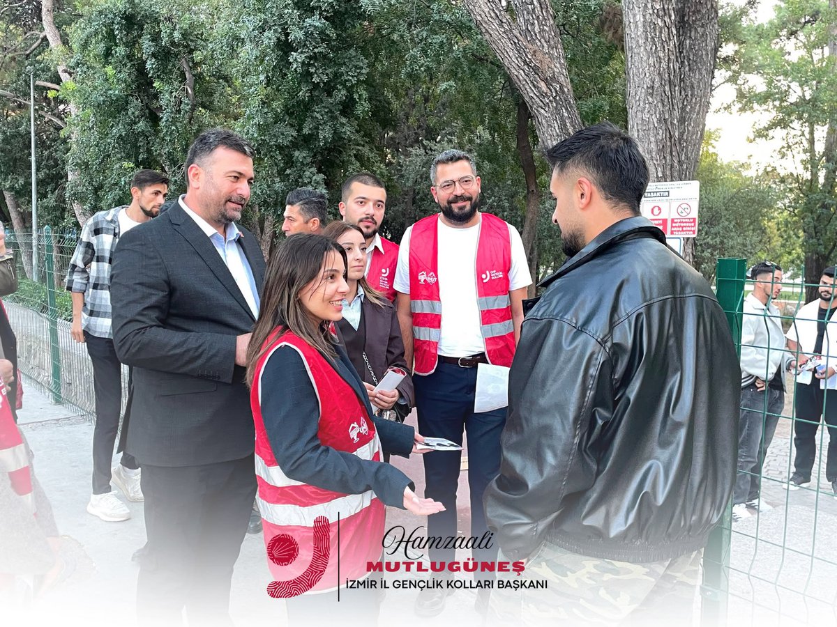 hamzamutlugunes's tweet photo. CHP İzmir Gençlik Kolları olarak, Gençlik Kolları Genel Başkanımız Berfin Karan ve MYK üyelerimizle birlikte sahadaydık.

Dokuz Eylül Üniversitesi Dokuzçeşmeler Kampüsü karşısında açtığımız standımızda üye çalışmamızı sürdürdük. Üniversiteli ve emekçi genç arkadaşlarımızla buluştuk; broşürlerimizi dağıttık, yurt, geçim ve eğitim hayatına ilişkin sorunlarını dinledik, genç arkadaşlarımızı parti binalarımıza davet ettik.

CHP Gençliği sahada!
CHP Gençliği kampüste!
Gençlerin sorunlarını biliyoruz, çözüm için yan yanayız!