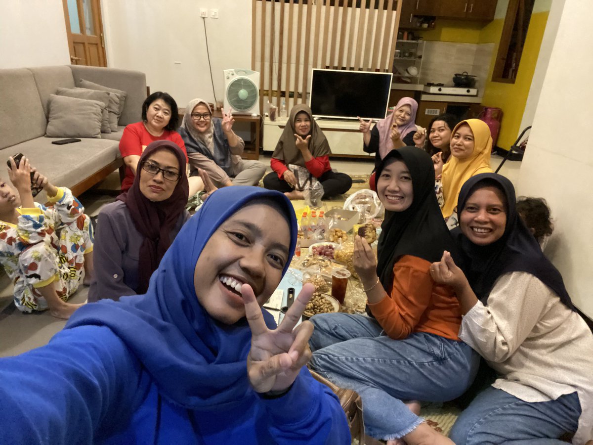 FitriTrapsila's tweet photo. Seneng kalau malam minggu rumah ramee😅 https://t.co/dkLVY699oI