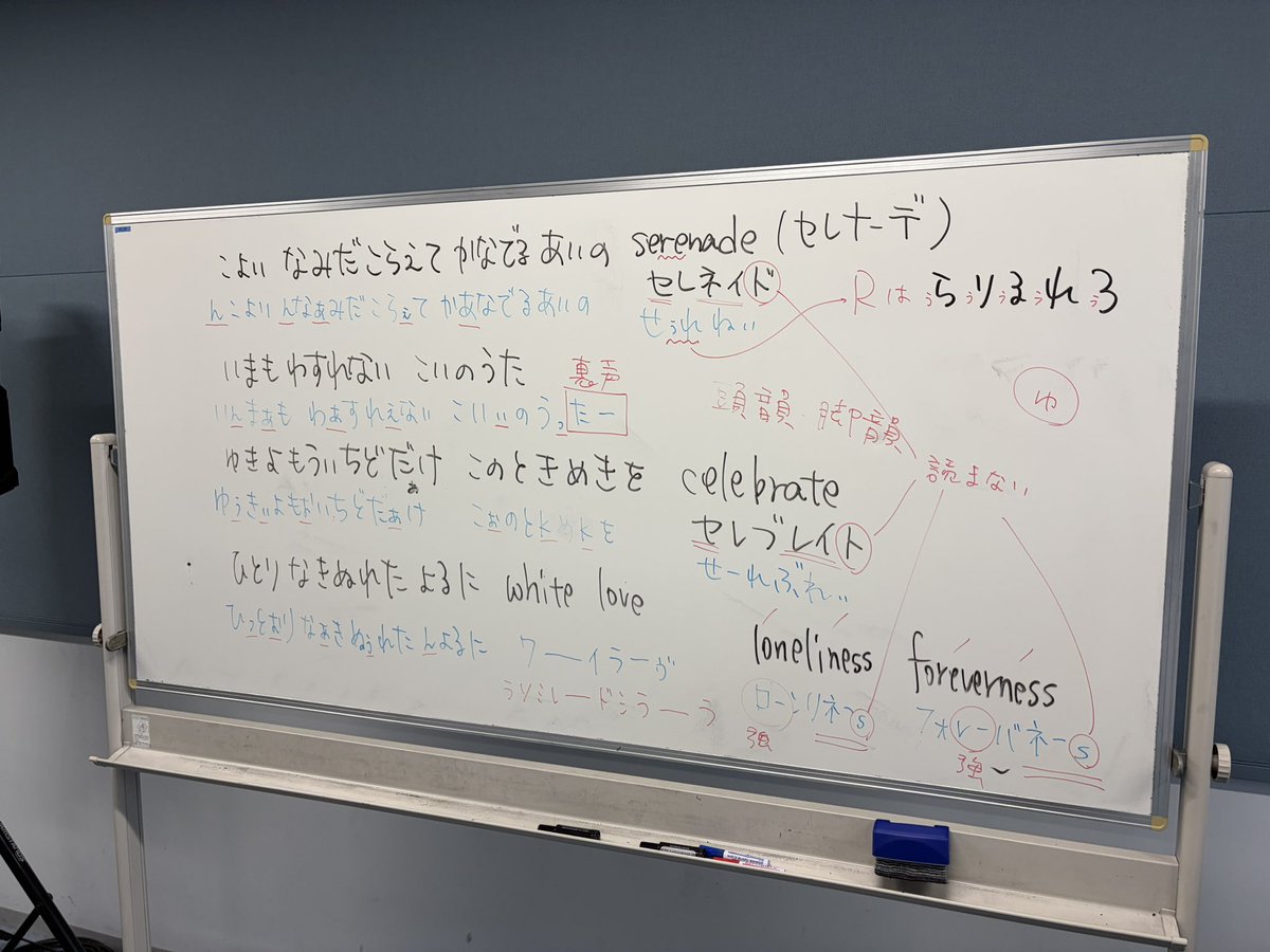 studioeureka201's tweet photo. 翻訳という言葉を拡大解釈して「邦楽の翻訳」をしたりもしています。

日本語だから簡単だろうと思っても、ところがどっこい、思いのほか難しい。

ご本人は「今宵」や「涙」を「んこよい」や「んなぁみだ」と歌っているんだよね、とか。

英語で韻踏んでるの素敵よね、とか。
https://t.co/PIFvBZKFu2 https://t.co/IIBkYbptOy