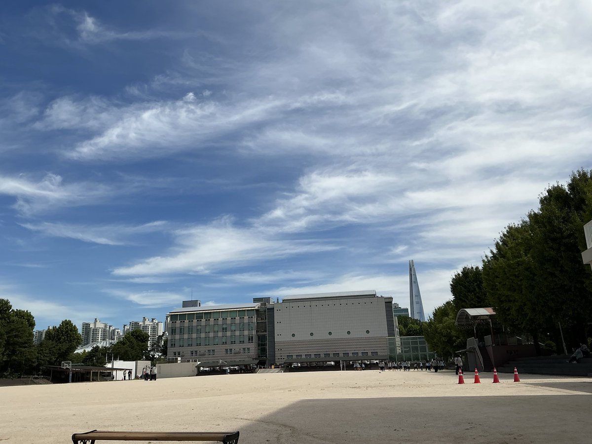 nvzver's tweet photo. 요즘 점시시간에 친구들이랑 운동장으로 산책 나오는 게 내 취미얌☺️ https://t.co/t2kKOFW16c