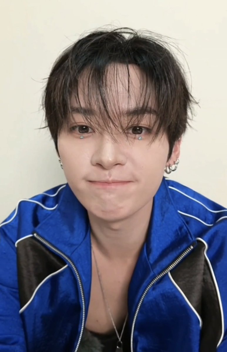 _LeeNaazz's tweet photo. Ele com essa carinha 🥹 nem parece que está PELADO‼️ completamente nu 🔞

Assunto seríssimo esse aqui‼️ https://t.co/8RDeJNidWm