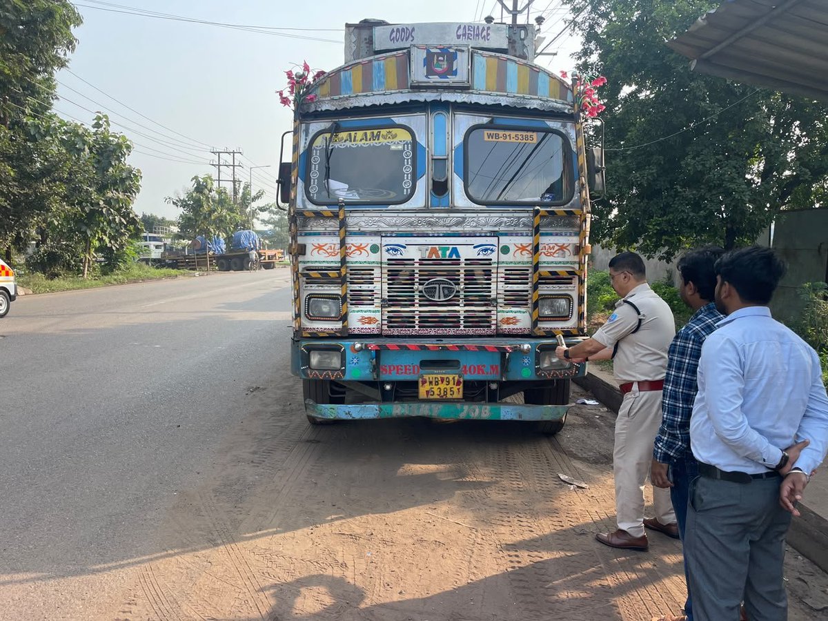 DCseraikella's tweet photo. सड़क सुरक्षा एवं यातायात व्यवस्था को सुचारू बनाए रखने के उद्देश्य से परिवहन विभाग एवं ट्रैफिक पुलिस, सरायकेला-खरसावाँ द्वारा संयुक्त विशेष अभियान चलाया गया। सड़क किनारे अवैध रूप से खड़े 25 भारी वाहनों पर कार्रवाई करते हुए ₹1.70 लाख का जुर्माना अधिरोपित किया गया।
@JharkhandCMO https://t.co/Fl6LbmmGaK