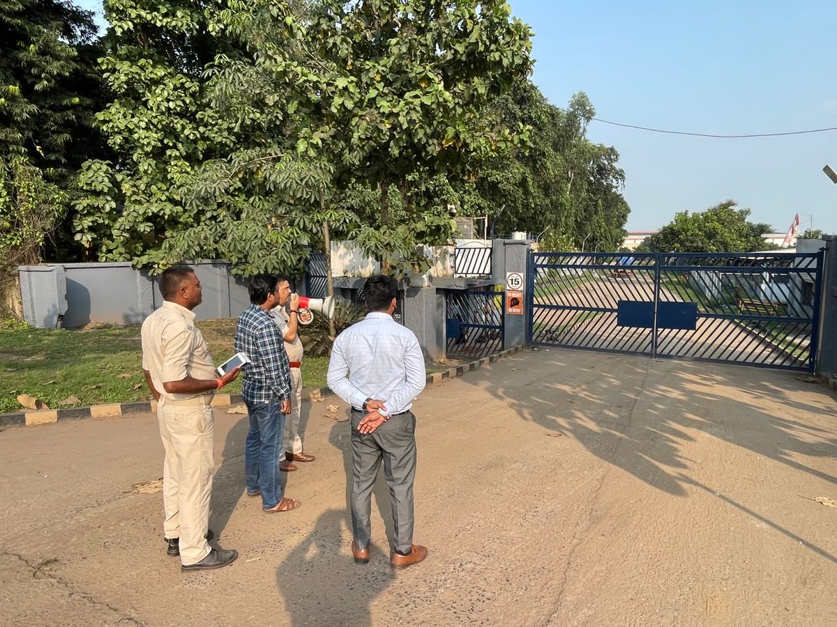 DCseraikella's tweet photo. सड़क सुरक्षा एवं यातायात व्यवस्था को सुचारू बनाए रखने के उद्देश्य से परिवहन विभाग एवं ट्रैफिक पुलिस, सरायकेला-खरसावाँ द्वारा संयुक्त विशेष अभियान चलाया गया। सड़क किनारे अवैध रूप से खड़े 25 भारी वाहनों पर कार्रवाई करते हुए ₹1.70 लाख का जुर्माना अधिरोपित किया गया।
@JharkhandCMO https://t.co/Fl6LbmmGaK