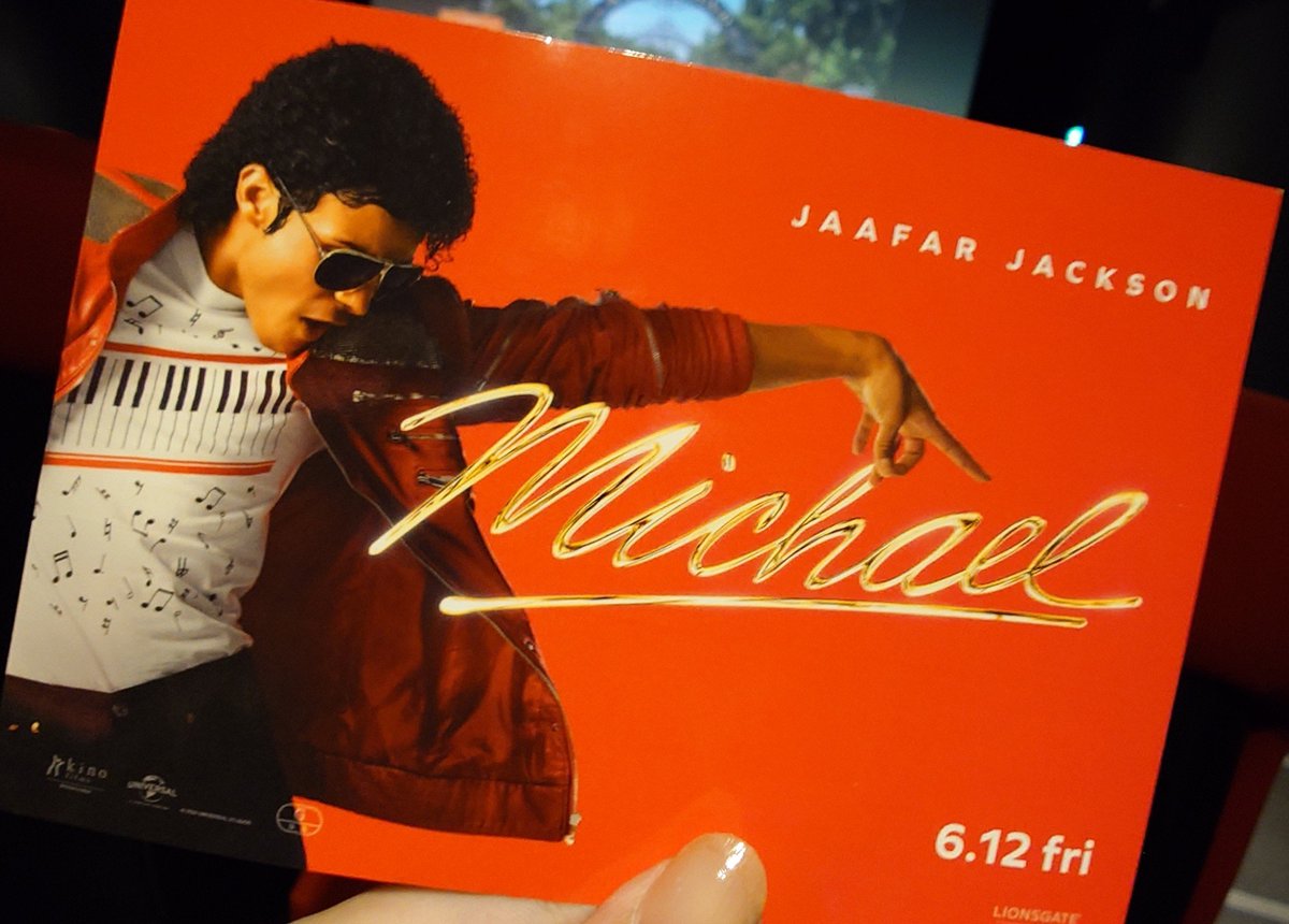 hellobb255's tweet photo. マイケル42回目！プチ遠征でキノシネマみなとみらいの応援上映に参加💃アレンジスリラーを踊れて楽しかったーっ！マイコーりょうさんにピアノTシャツ褒めてもらいました🥰マイケルのチラシがまだ置いてあって興奮した貰った。あとMJミュージカルのチラシもあって興奮した貰った。 https://t.co/IPMj9XUwrx