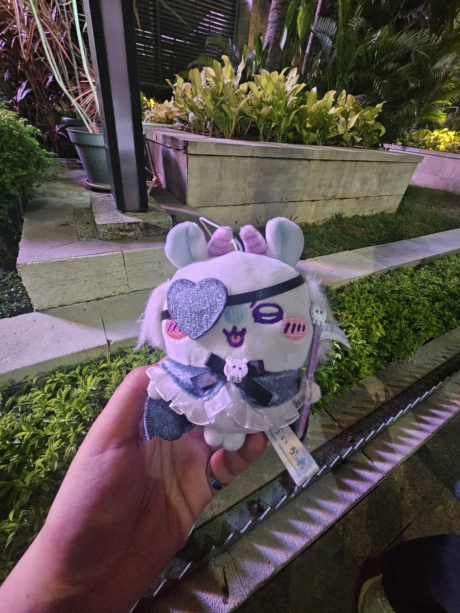 KangJarum's tweet photo. Guys please help RT!

Ada boneka chikawa jatuh di depan gate east Grand Indonesia. Bagi yang merasa majikan boneka ini, tolong dm aku ya!

Aku bawa boneka ini sambil jagain sampai yang punya approach aku. Mohon bantuannya! https://t.co/UfcGAzeQE0
