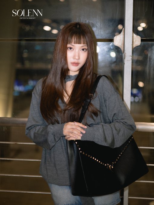 harmony165305's tweet photo. Her bare face at the airport is adorable. Freen is an angel. Have a smooth journey, sweetheart! Get some sleep on the plane. 🥐👼🏻
SAROCHA X VALENTINO PFW SS27

#ValentinoSS27xFreen
#ValentinoAntibiblioteca
#ValentinoGaravani
#srchafreen
#PFW
@valentinoTH 
@maisonvalentino https://t.co/8qWKdRpJZV