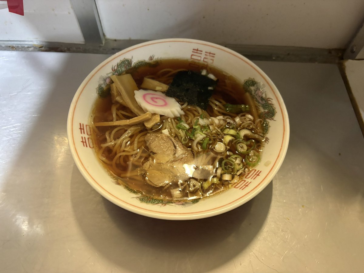 M_Ryou_0621's tweet photo. 久喜駅にある立ち食い式の屋台ラーメン食べた！
昔ながらのしょうゆ味って感じで美味しかった！ https://t.co/D11OdLqf4I